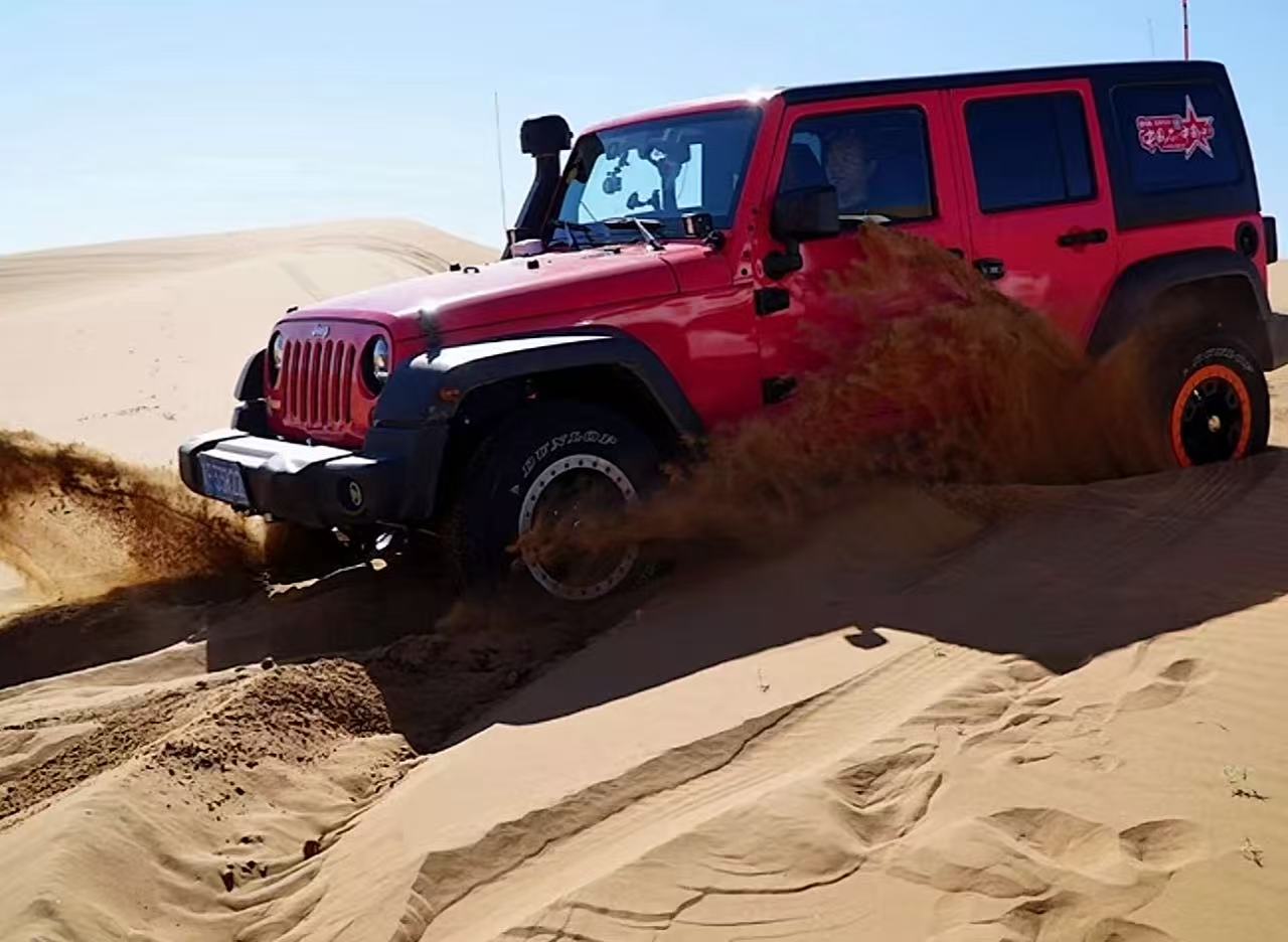 沙漠越野车辆行驶照片